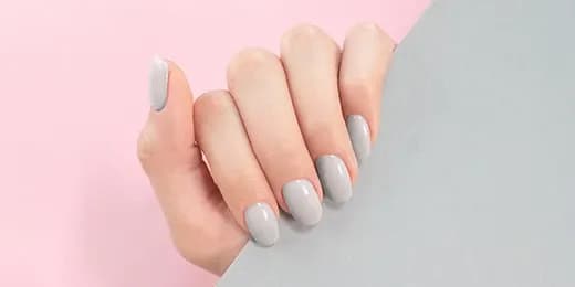 Jak długo trzyma się manicure tytanowy? Odkryj jego trwałość i pielęgnację