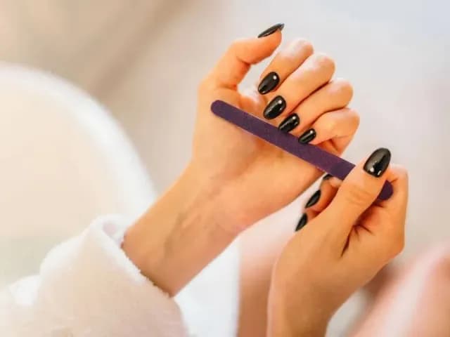 Jakie pilniki do manicure hybrydowego wybrać, aby uniknąć uszkodzeń?