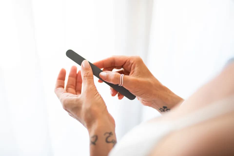 Co potrzebne do manicure tytanowego? Sprawdź, co musisz mieć!