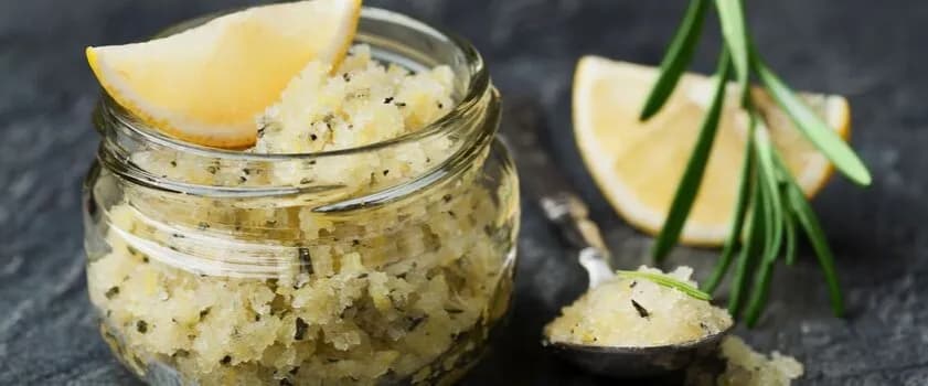 Jak zrobic domowy peeling: Proste przepisy na zdrową skórę