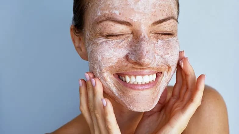 Peeling gommage co to? Odkryj jego korzyści i zastosowanie dla cery