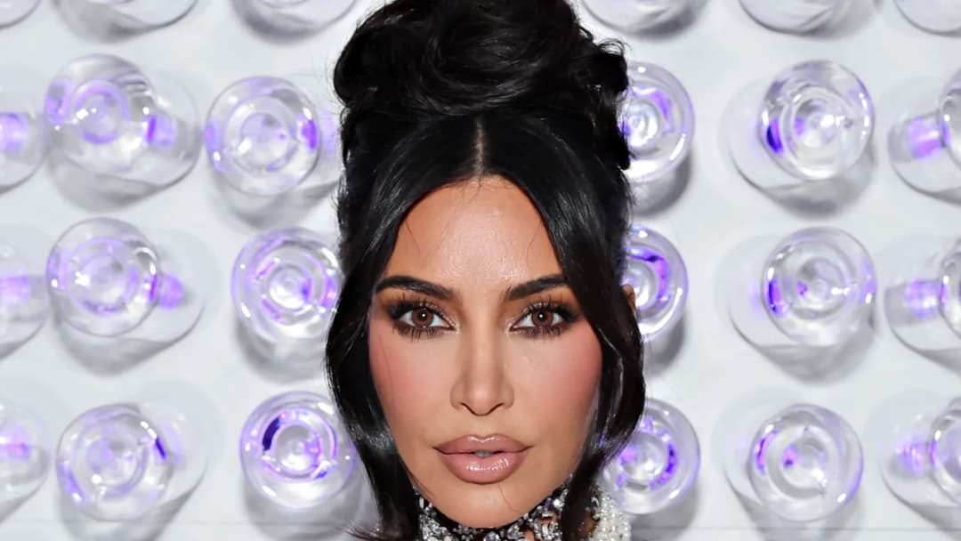 Kim Kardashian i jej wyjątkowe style manicure francuskiego