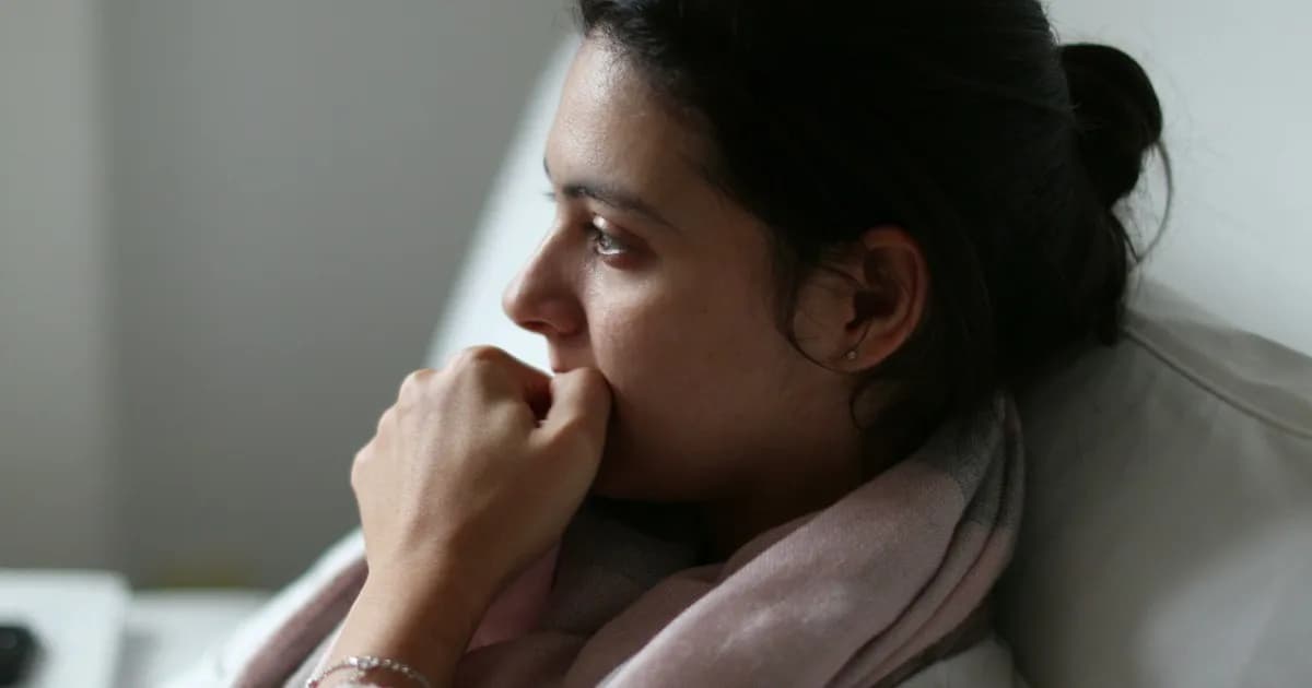 Czy jedzenie paznokci jest szkodliwe? Odkryj niebezpieczeństwa zdrowotne